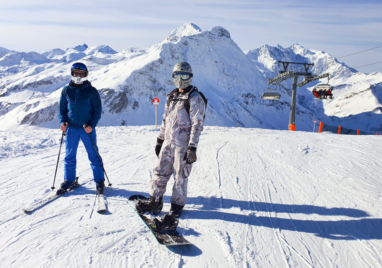 2 hommes qui font du ski